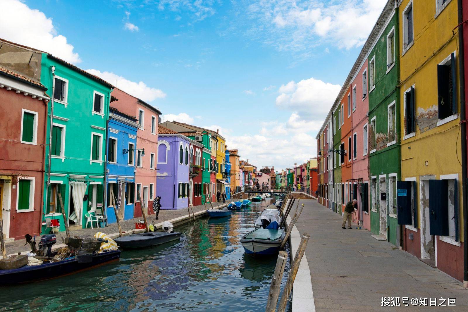 威尼斯小岛的房子被涂成了五颜六色！岛上人说：这是有原因的！