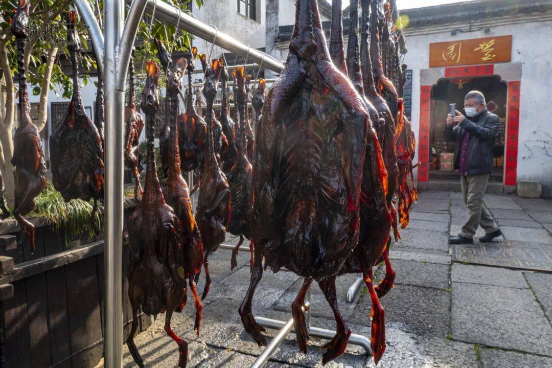 在杭州过年，要闻本地“老底子”的味道，可以来小河直街