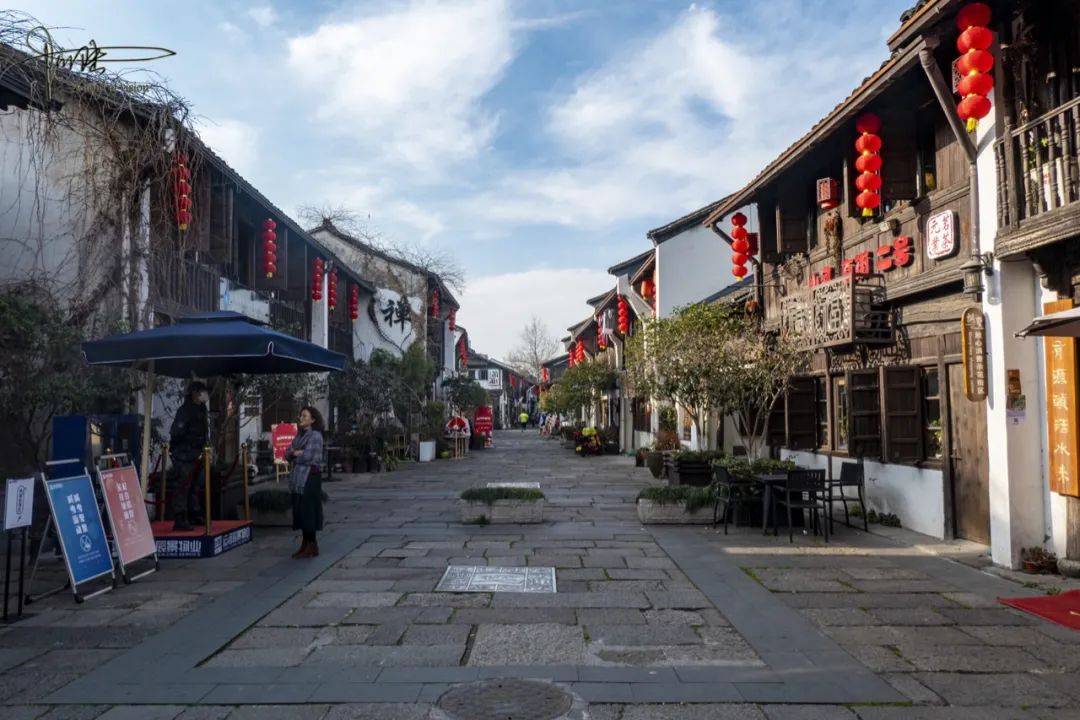 在杭州过年，要闻本地“老底子”的味道，可以来小河直街