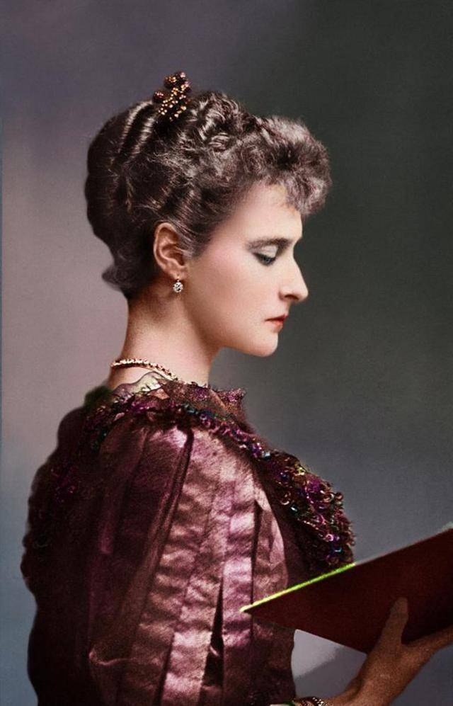 只一眼就让人心动,这些欧洲名媛美得很精致_莉莉·艾尔丝