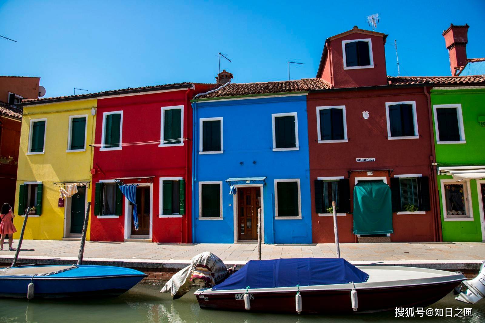 威尼斯小岛的房子被涂成了五颜六色！岛上人说：这是有原因的！