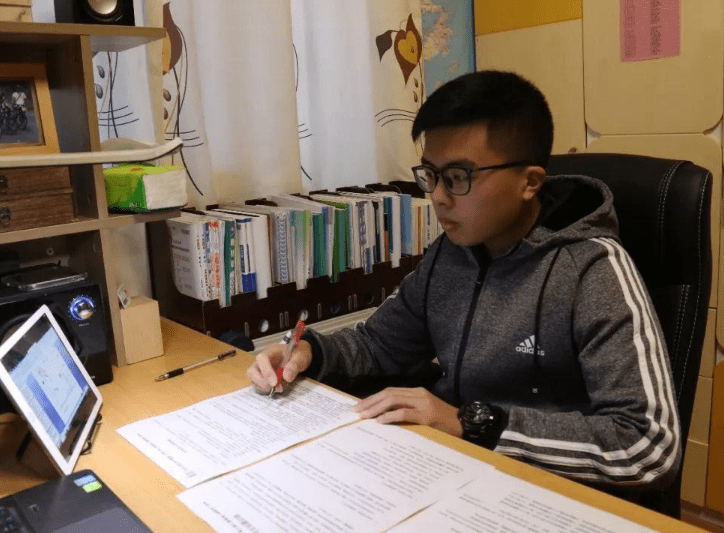 确定延迟开学，多所学校公布了最迟返校时间，此外学生迎来坏消息_燕上