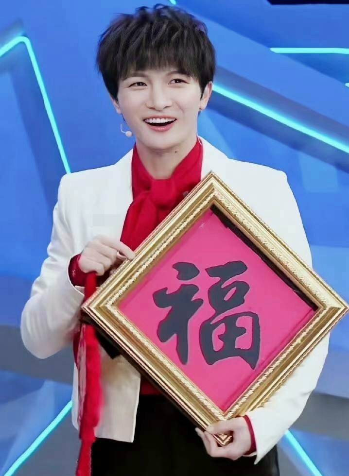 周深上春晚,布丁被幸福包围:宝藏男孩走上新的征程,繁花似锦