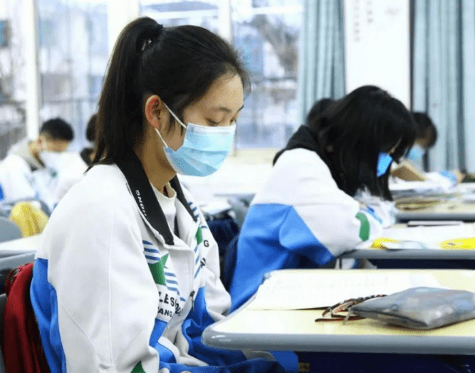 确定延迟开学，多所学校公布了最迟返校时间，此外学生迎来坏消息_燕上