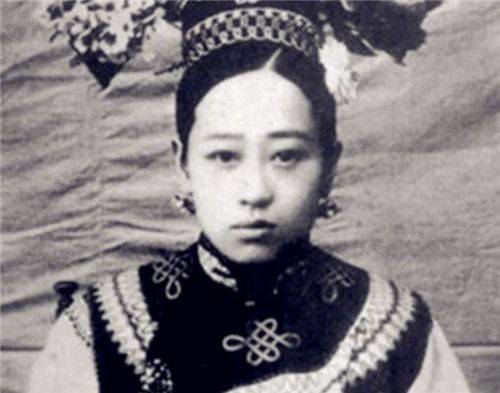 她被誉为晚清第一美人 百年前的旧照也难掩丽质 却孤独终老 四格