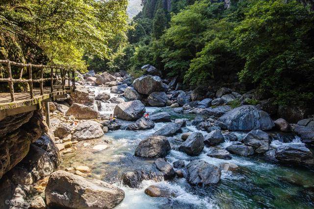 牯牛降是黄山山脉向西延伸地方，约为8.5亿年雪峰造山运动形成