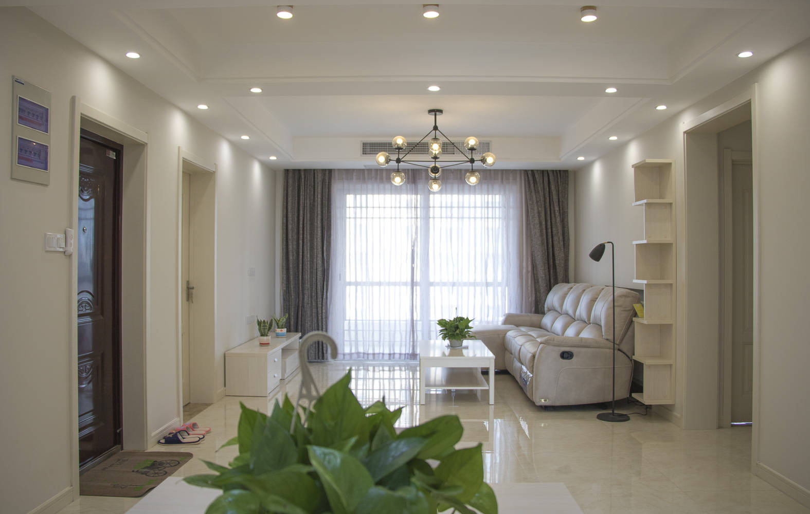 客厅的真皮软沙发是我们夫妻俩特别挑选的,因为客厅靠近阳台,能够躺在