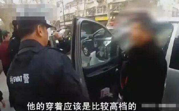 男子穿着高档却坐破旧面包车，民警生疑进行盘查，身份令人大喜