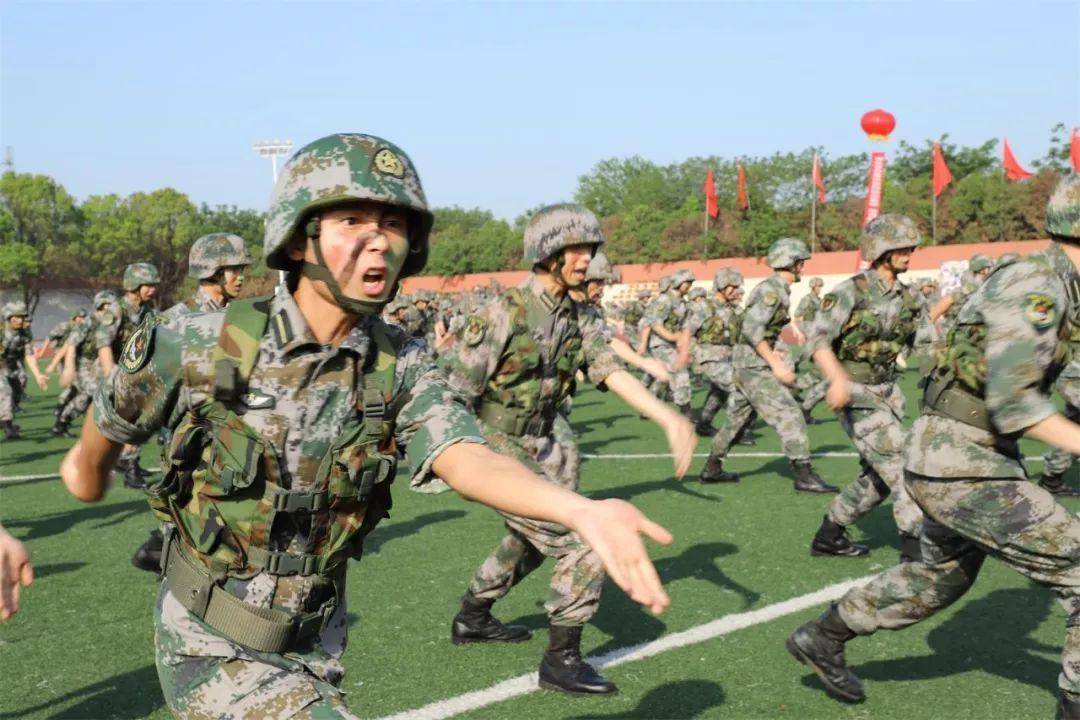 畢業就是少尉軍銜,軍校難道你不考慮一下?包分配_軍官