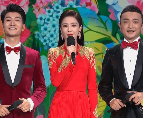 佟丽娅戴30万手镯春晚开场（图）