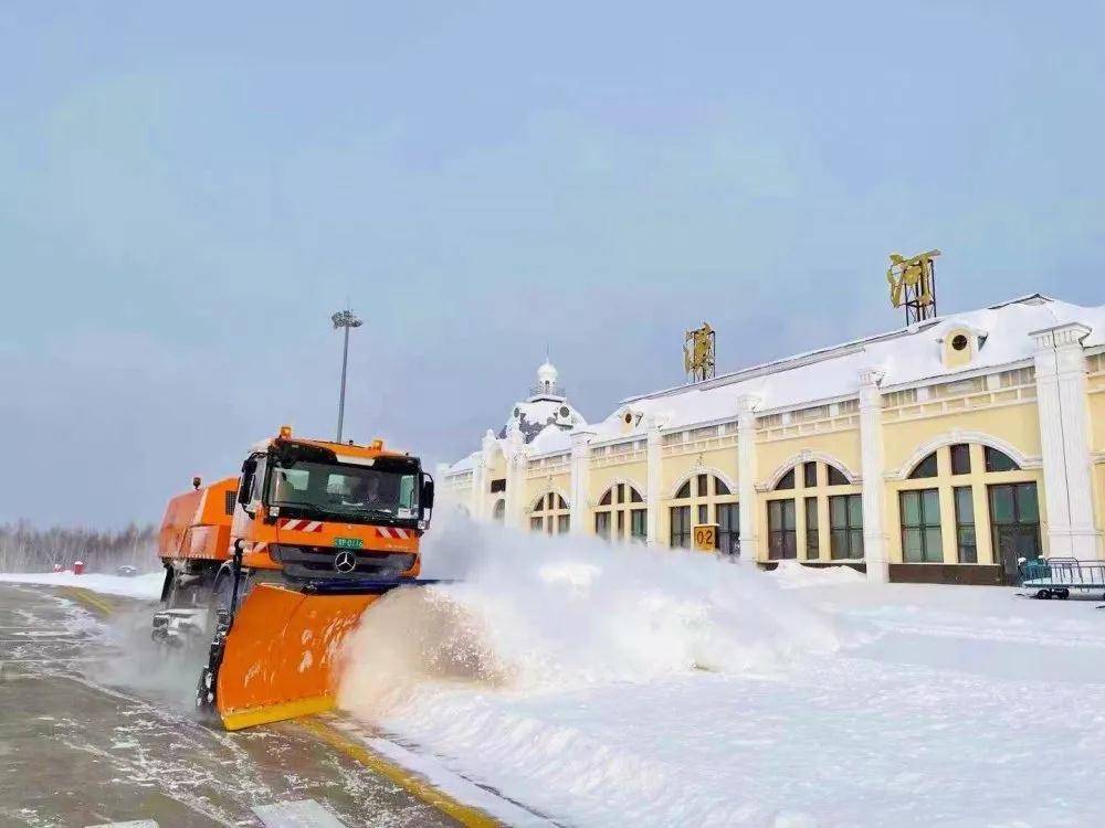 中国最北机场大年初一清雪忙
