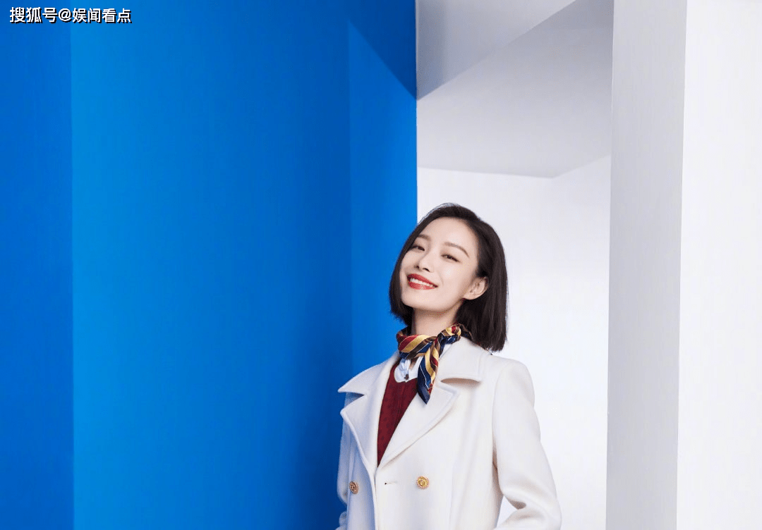 倪妮穿白大衣搭丝巾,率性的短发优雅知性