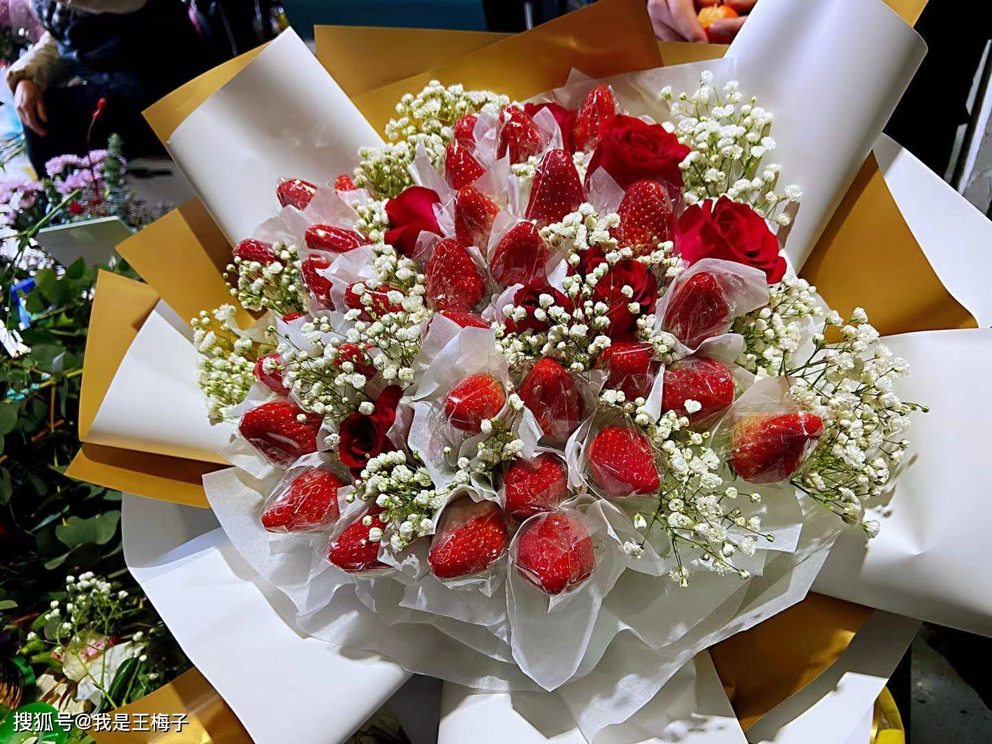 30元1斤草莓 经花店包装价格翻10倍 比玫瑰花还要贵 花束