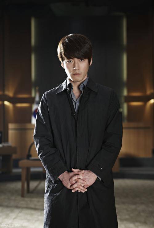 姜成希的搜索队员张浩远找到了韩哲民晚上回家出车祸之后撞伤的哑巴