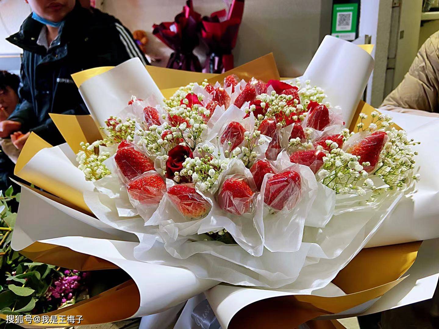 30元1斤草莓 经花店包装价格翻10倍 比玫瑰花还要贵 花束