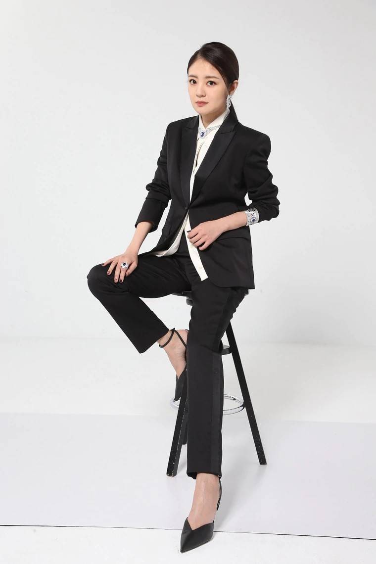 原创安以轩产后首个广告片曝光戴亿元珠宝抛娘味重回少女时代