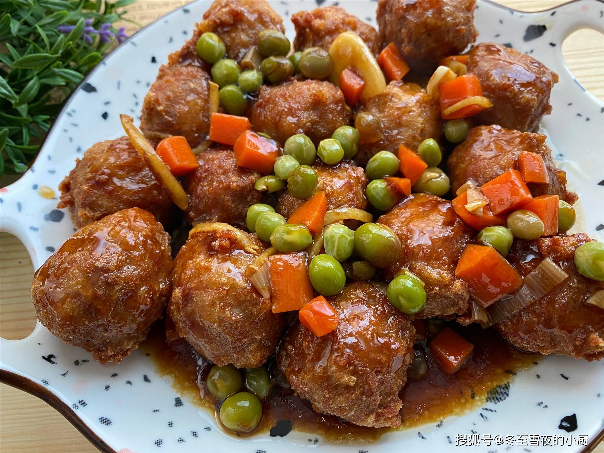 年夜饭做的浇汁肉丸子,吃的一个没剩,不放鸡蛋,外表焦脆里松嫩