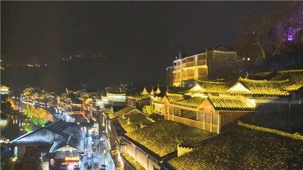 烟雨凤凰 春节夜色醉游人