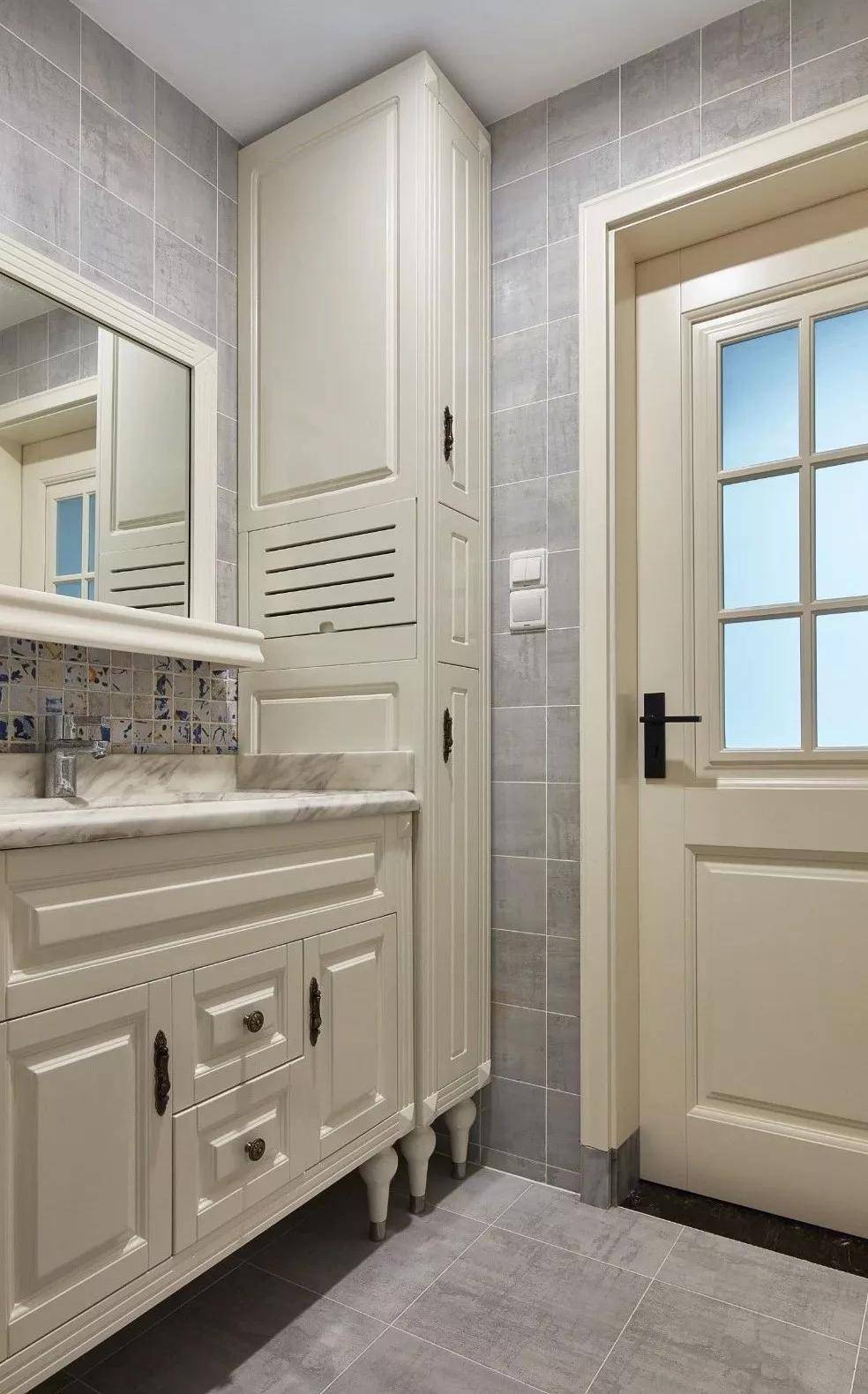 卫生间门与洗手台的设计,简约的白色真的很不错!