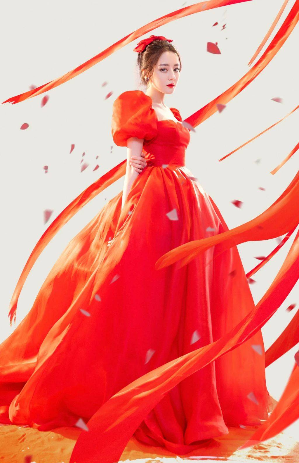迪丽热巴壁纸：一身红裙红火俏皮，唱响青春里所有值得期待的梦 - 知乎