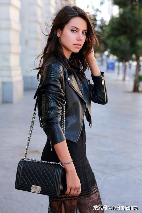 今年开春火了一种穿法,叫"皮夹克 裙子",时髦随性又美又飒_手机搜狐网