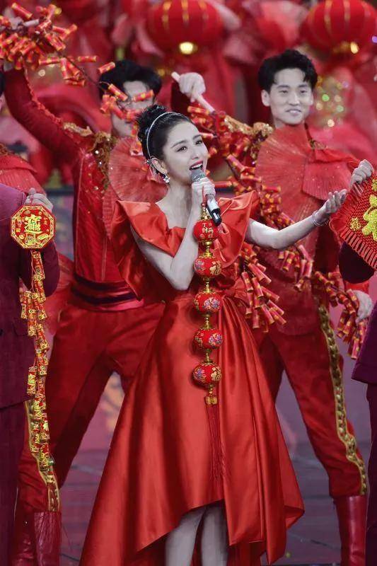 原创春晚炫富:佟丽娅戴31万手镯,周冬雨戒指36万,她的项链值1套房