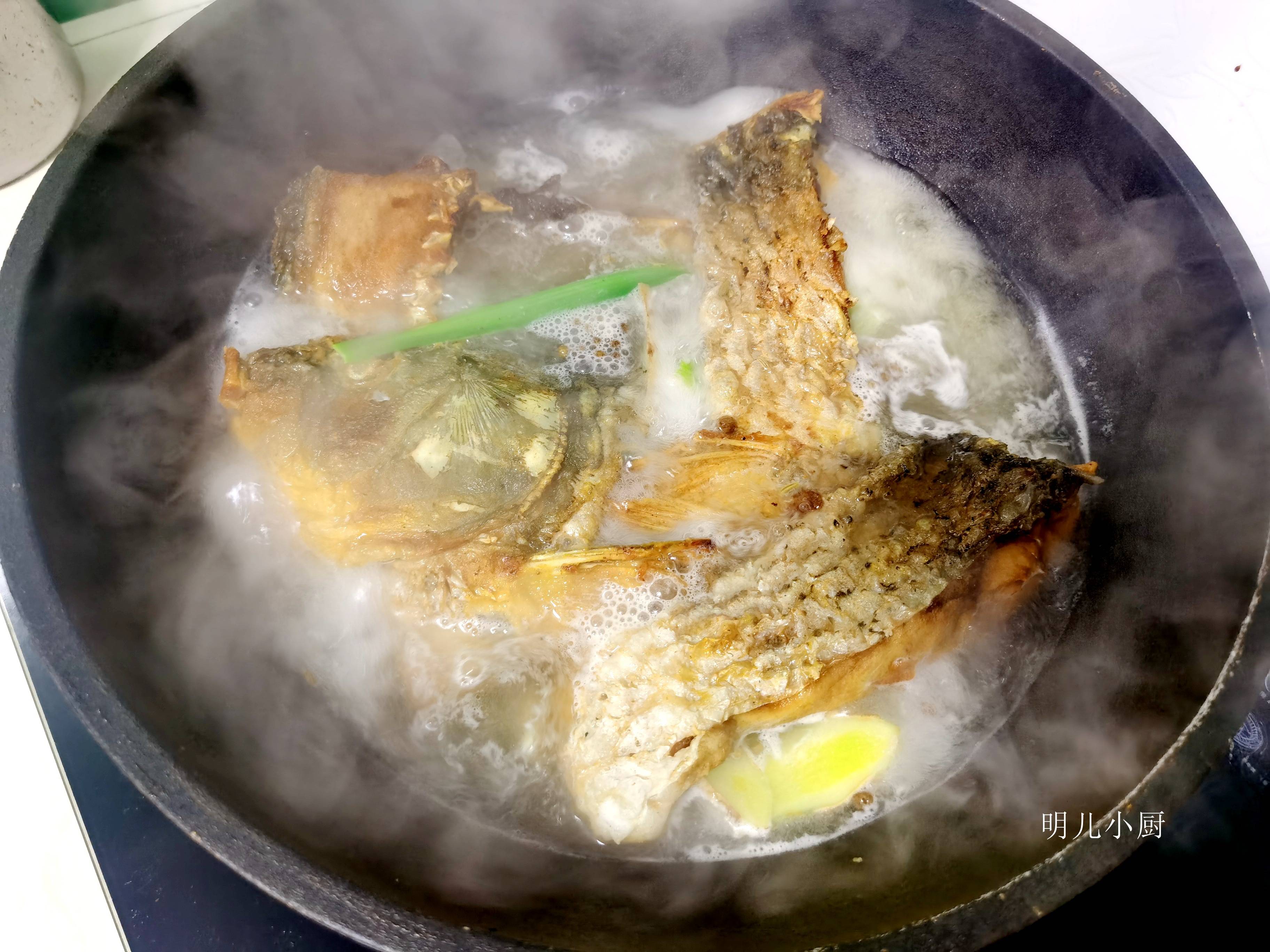 原创过年后,多加2步煮鱼汤,鱼肉劲道一点都不腥,鲜美的汤也不剩