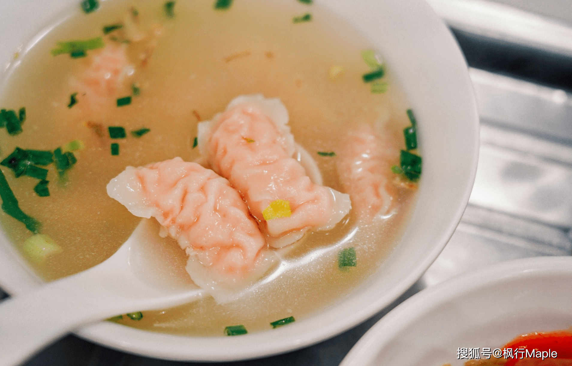 [肉燕汤],肉燕比较大,形状长长方方的,关键是肉的颜色比较可疑,淡粉色