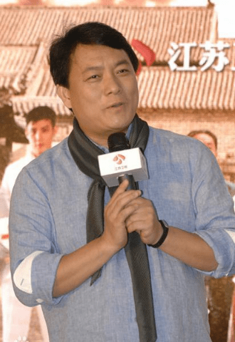 曾是《笑傲江湖》最"丑"配角,却成功逆袭,娶娇妻还当了大导演