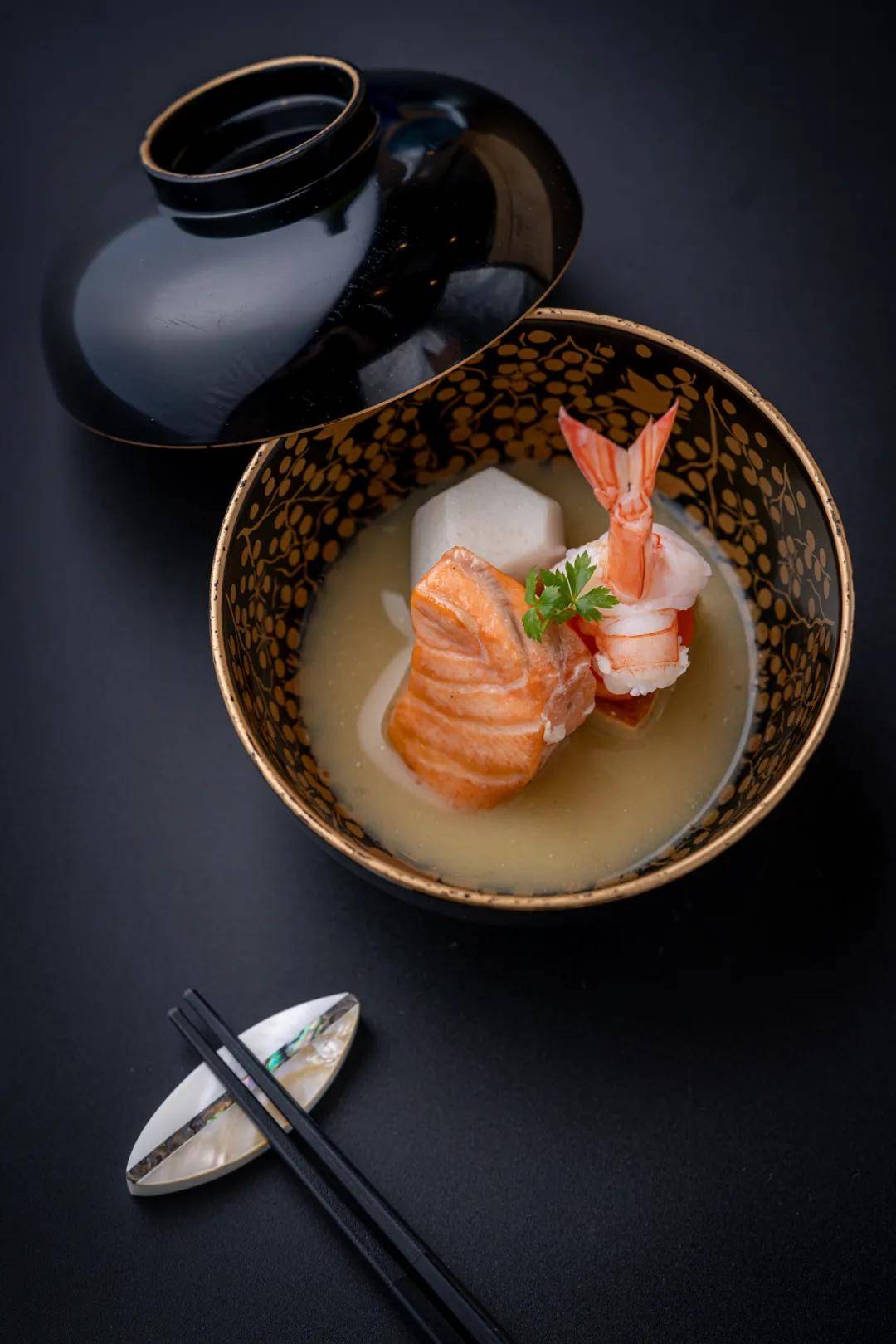 高仓汇佳店传统割烹的全新摩登表达