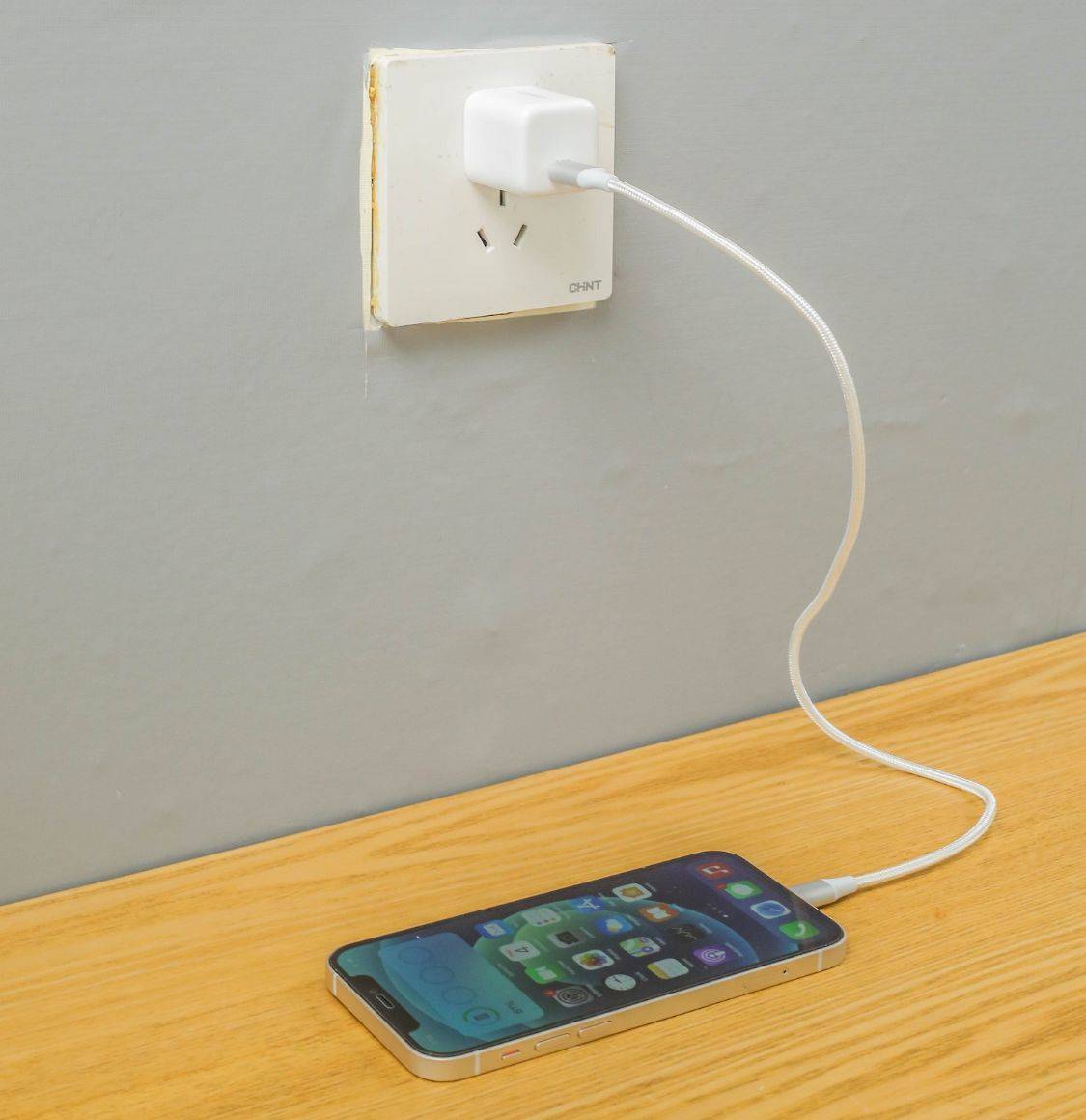 iPhone|充电器真的能够实现“体积小充电快”吗？绿联迷你20W充电头抢先开箱实测