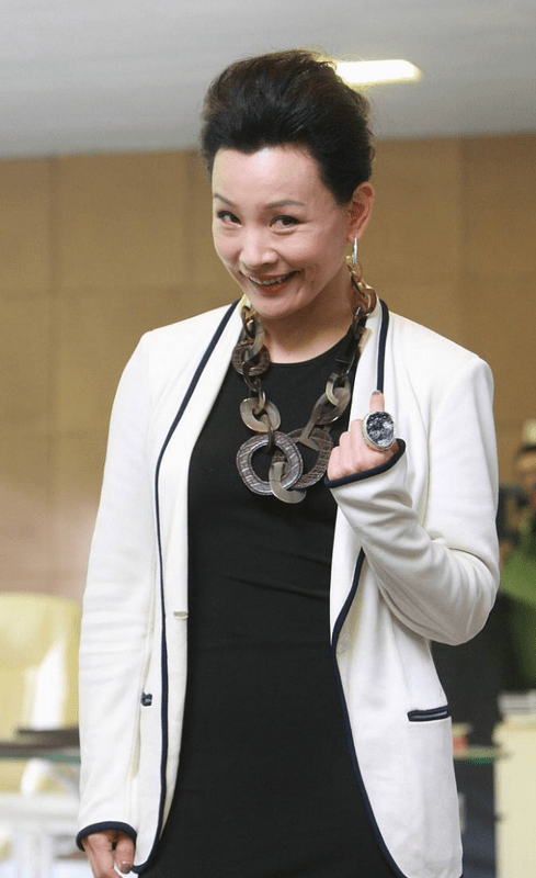 陈冲越老越敢穿穿白色西装配黑丝秀腿谁料腿却暴露了年纪