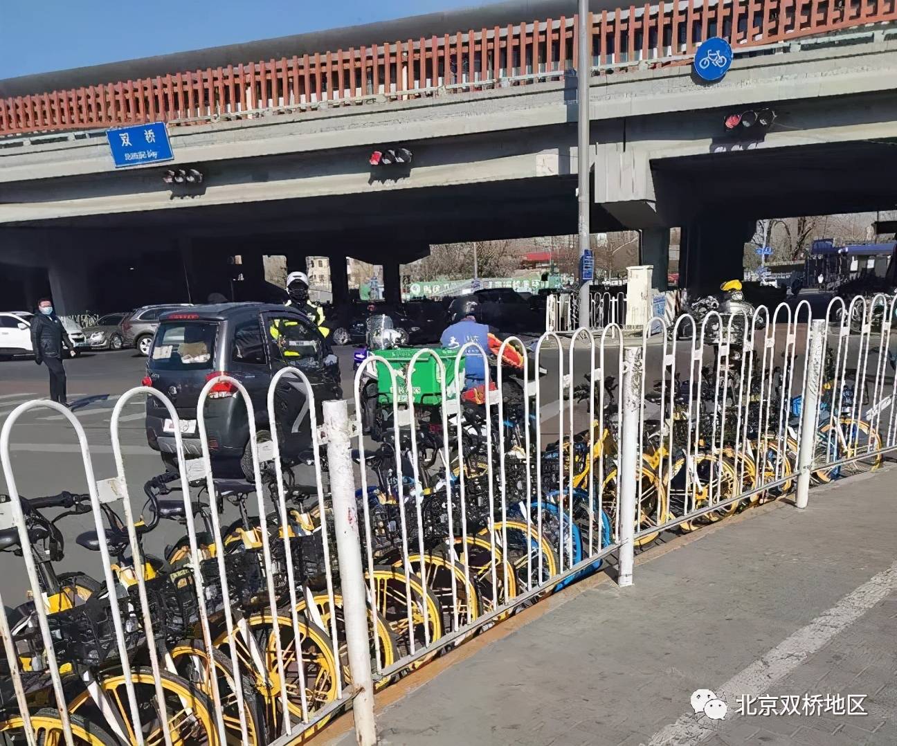 北京双桥地铁站附近对电动三四轮车进行执法检查