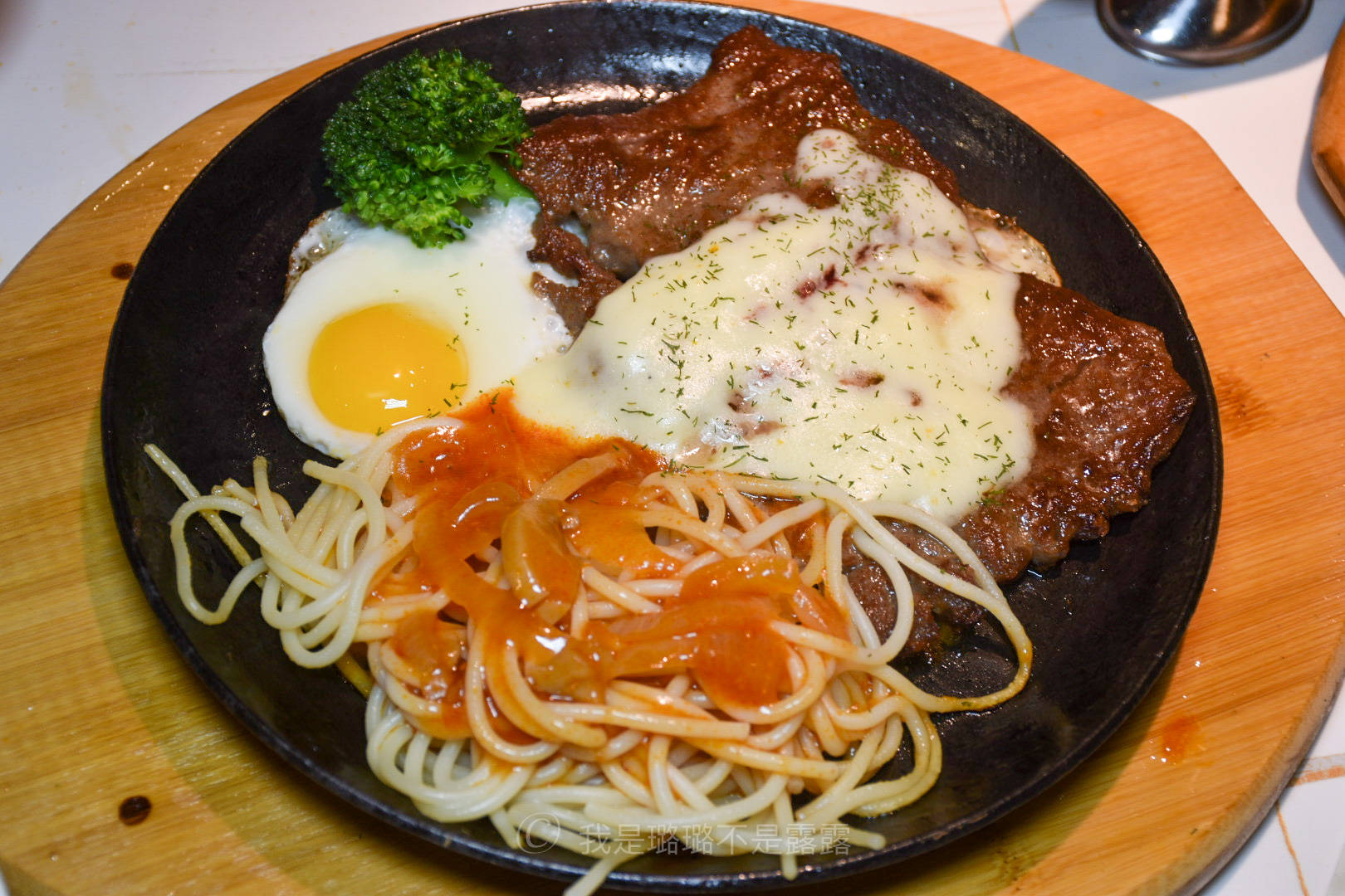 黑椒心意牛排套餐,配餐与门店其它款的牛排无异,依旧是搭配着意面