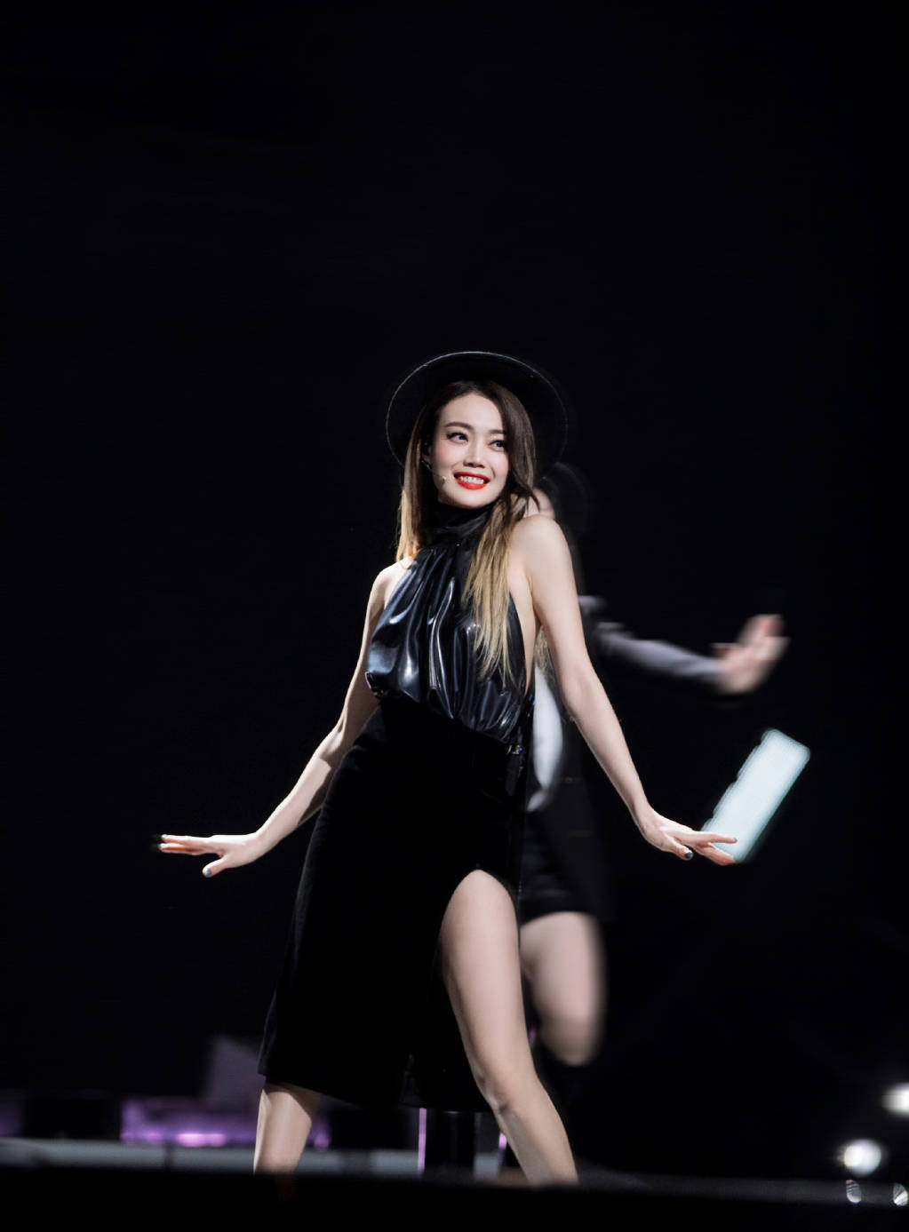 容祖儿黑色露背装轻盈可爱长腿纤腰性感又迷人