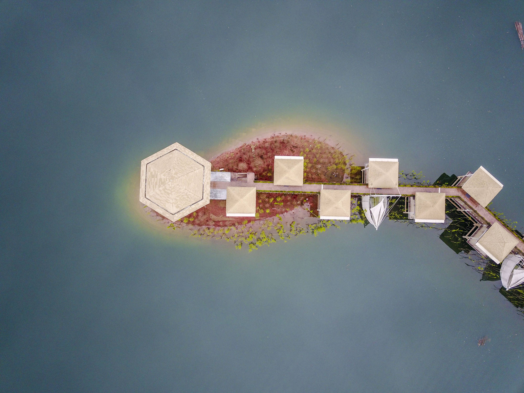 500米高空航拍，发现浙江丽水一水库，16平方公里水中央一酒店