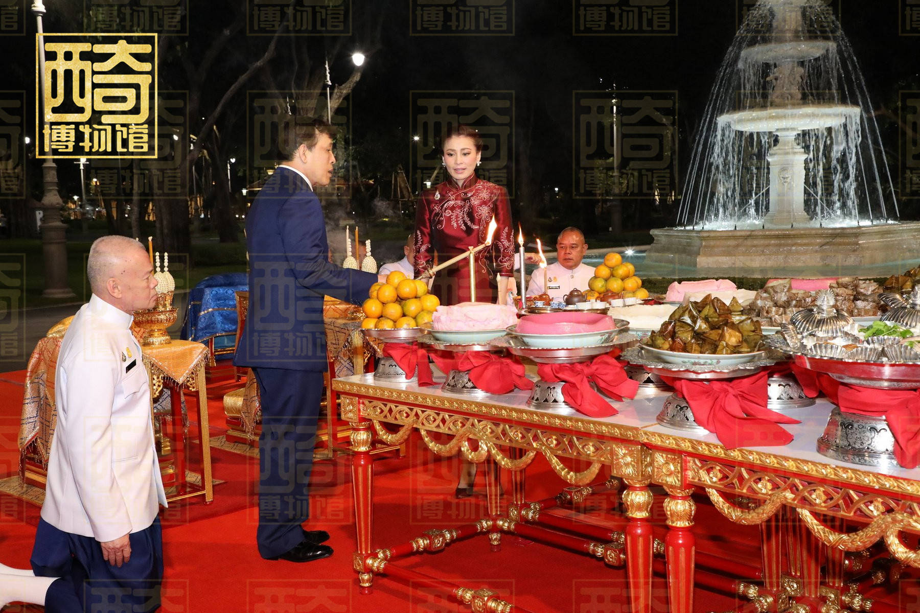 泰王下令让内侍们男的剪光头,女的剪平头,出行仪仗规矩大