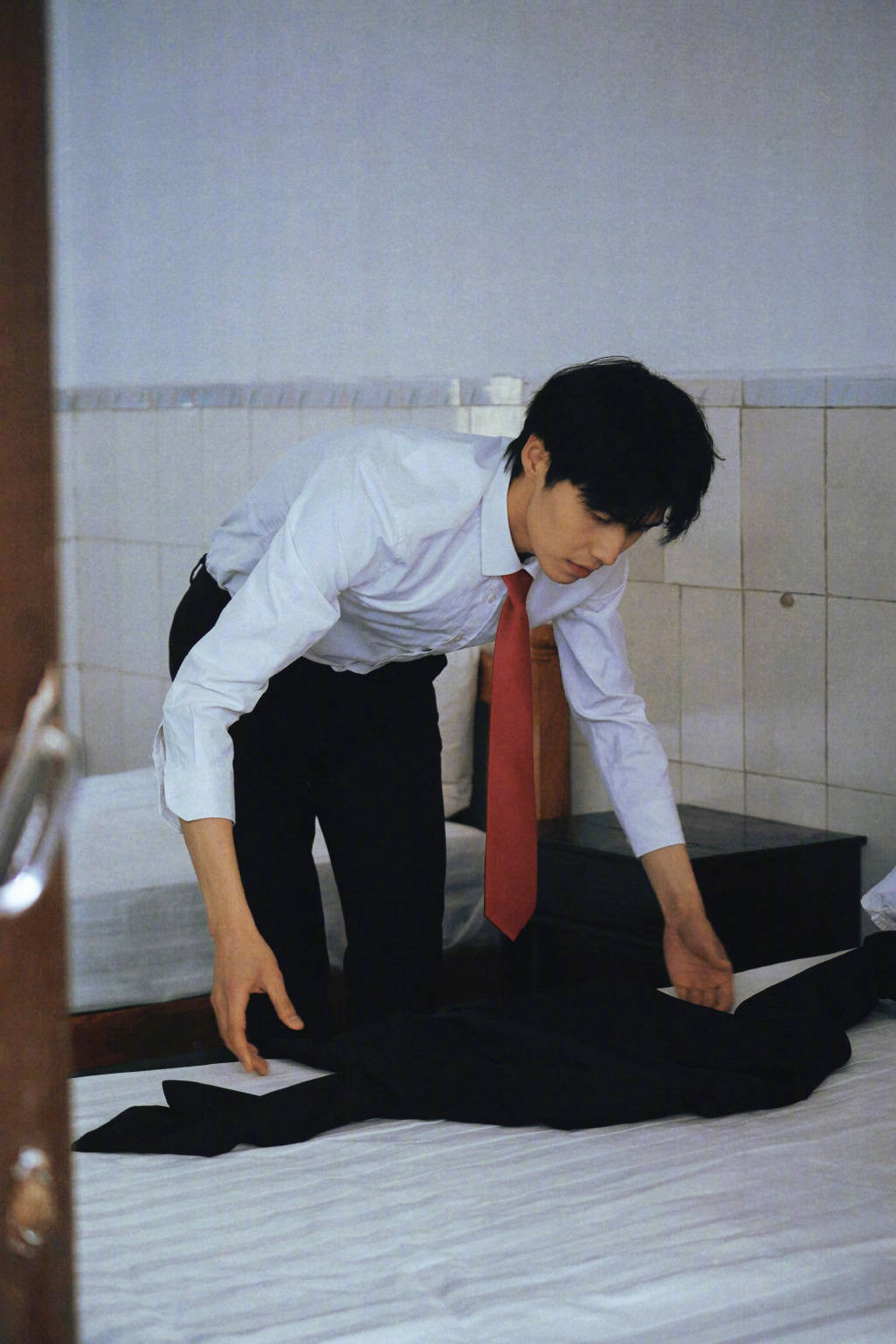 肖凯中质感写真显轻熟禁欲 复古色调造就高级气质