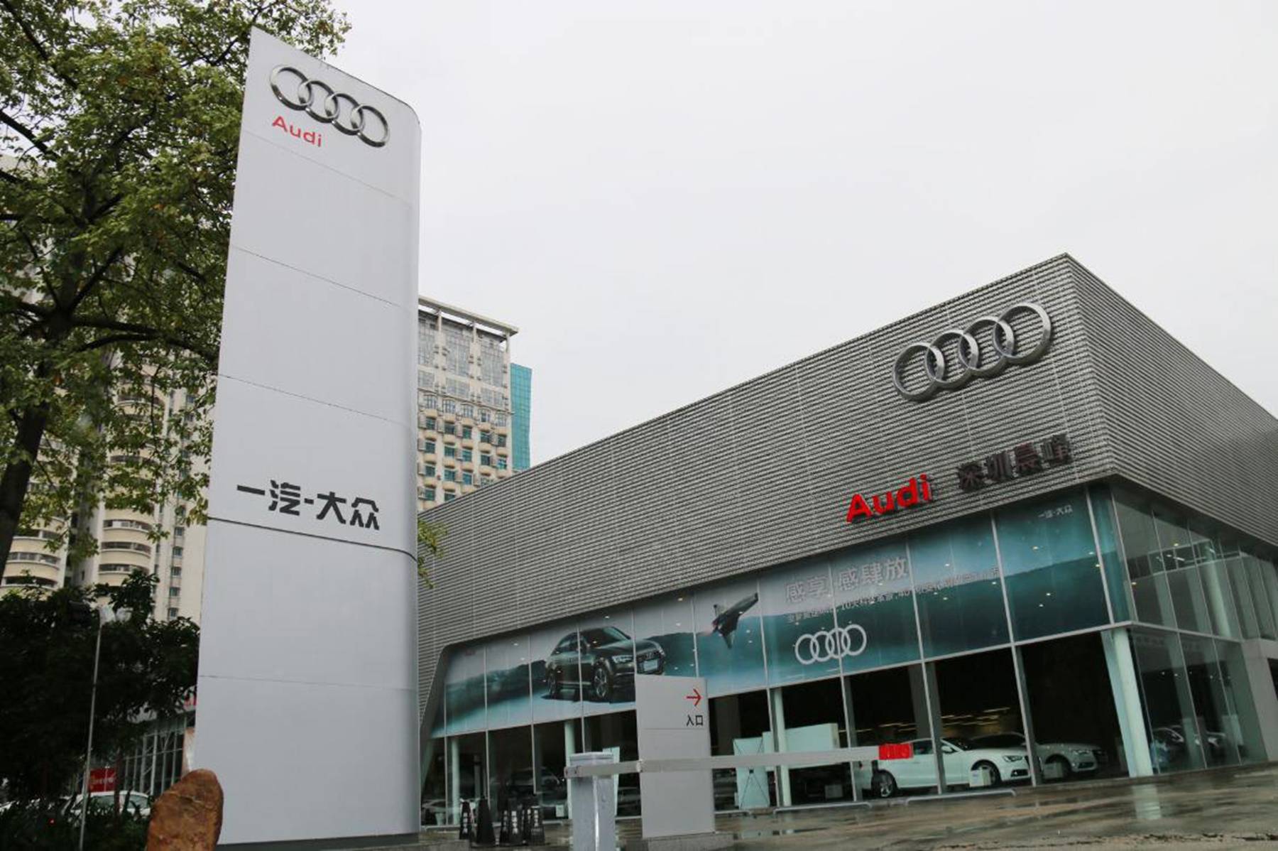 小伙去4s店试驾奥迪40次女老板嫌弃你能买得起我就敢嫁给你