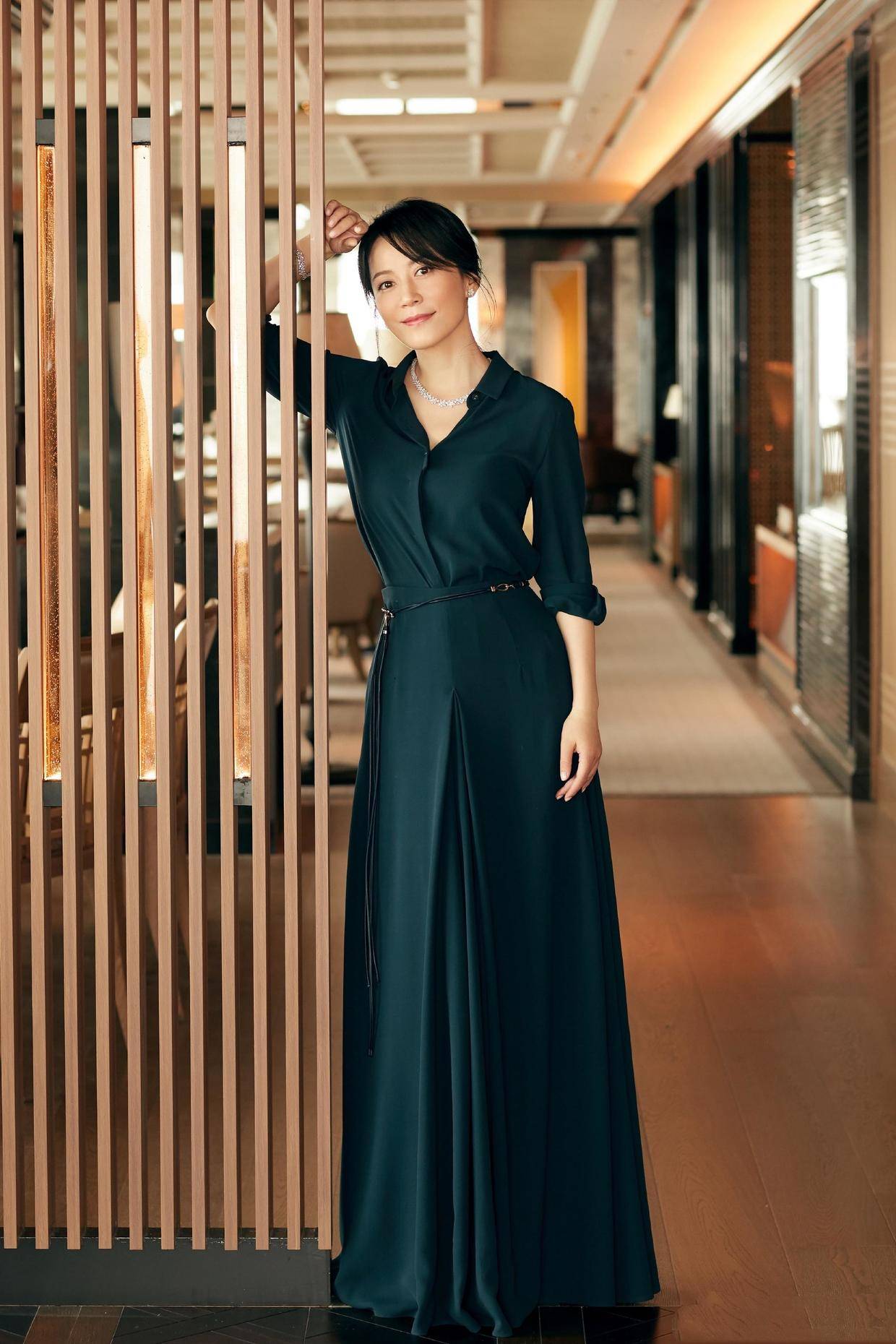 俞飞鸿气质太高级,穿黑色亮钻连衣裙高级精致,端庄稳重太有气场