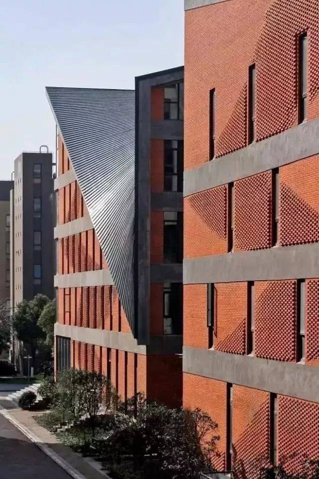 砖应用于建筑,给人一种自然又不失现代的气质,唤起人们对历史文化的