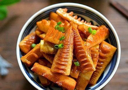 口感脆嫩,不管是凉拌还是炖汤都是不错的选择,而在春笋的众多做法中