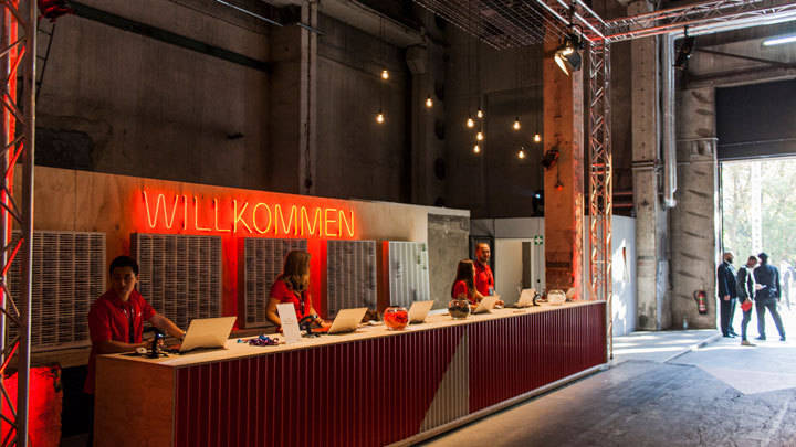 创意仓:youtube节日德国首映发布会设计