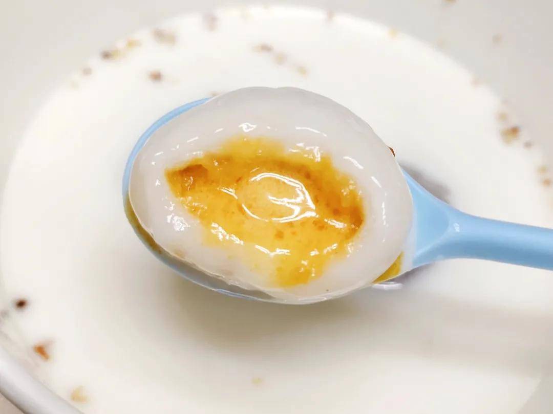 咸蛋黄流心汤圆02@lao:更像是下午茶的小甜品——酸奶冰皮雪媚娘