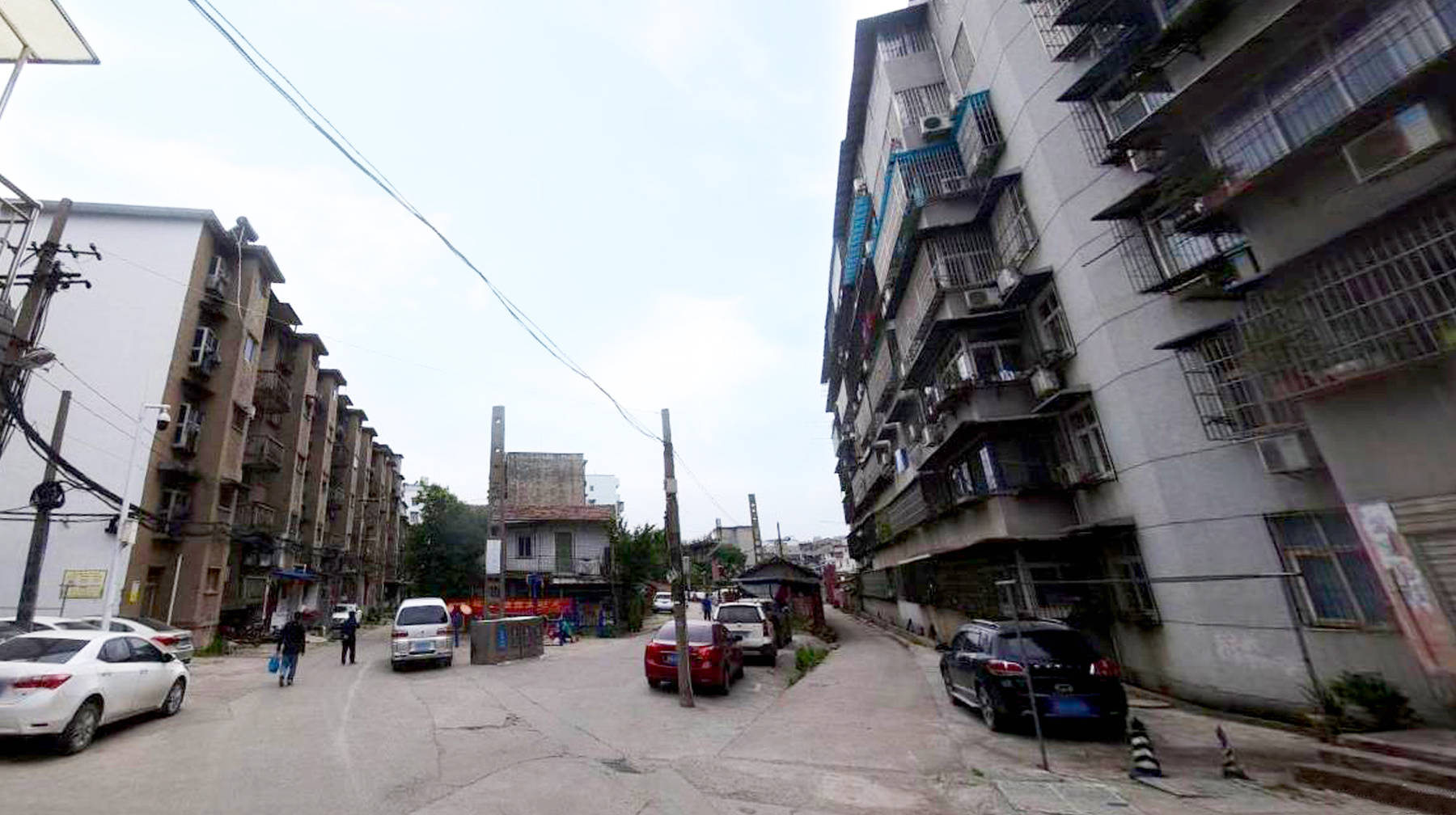 打卡武汉城区新江岸四村：被两条铁轨包围，遍布国营老厂风格建筑