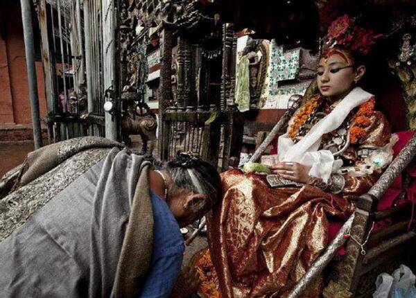 神秘的尼泊尔活女神，在位时受万人尊敬，退位后无人问津生活凄凉