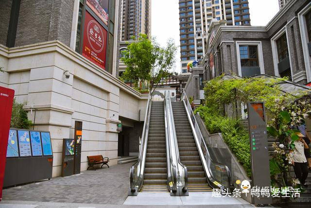 重庆这栋百年建筑在热闹老街边上，拍照太美还免费，游客却很少！