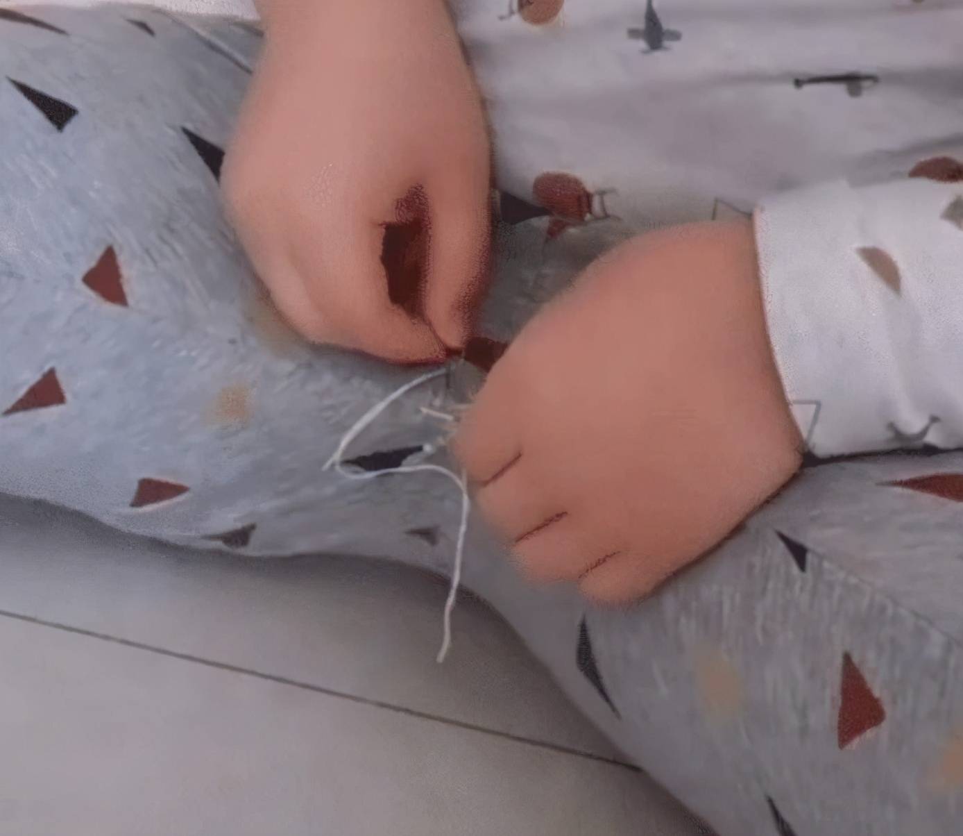 抠门宝宝缝裤子走红动作娴熟逗笑网友缝缝补补又三年