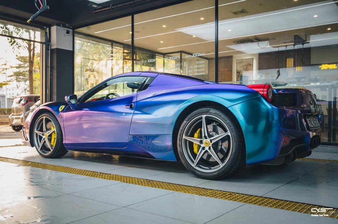 一个搅动心弦的蓝色调,唤起春天的巴黎模样.