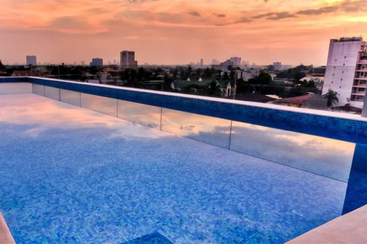 菲律宾的轮廓，城市天际线---鲁克森特酒店室外亚克力游泳池